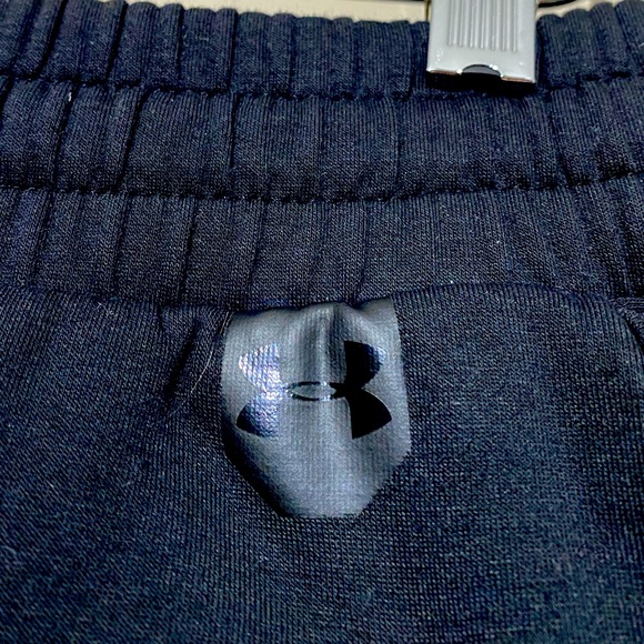 Under Armour || Fitted woman’s Black sweatpants size large - Picture 4 of 11